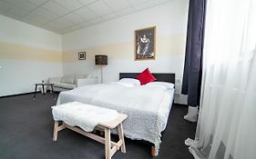 Full House Hostel Nuernberg - Shared Bath & Kitchen